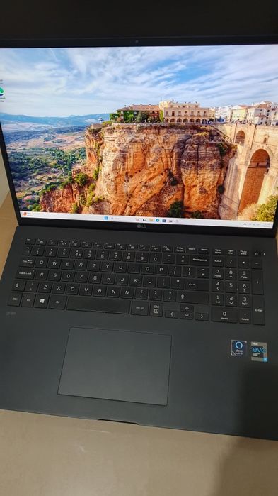 LG Laptop Gram Ultra Slim i7 16GB Ram Ultra Usor 17inch
