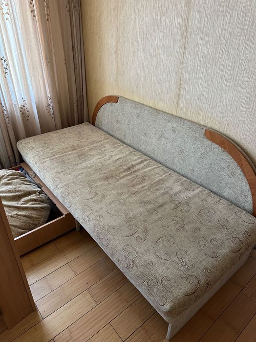 Отдам диван и два кресла