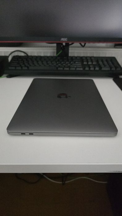 Vând macbook pro 13 inch i5 256gb 8gb ram pt piese