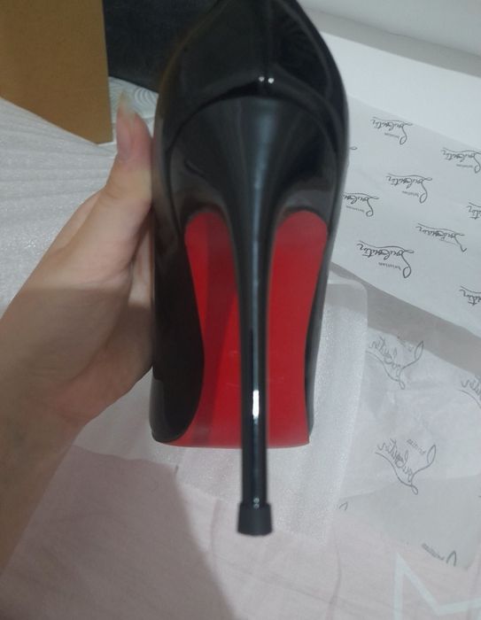 Модные туфли Лобутен