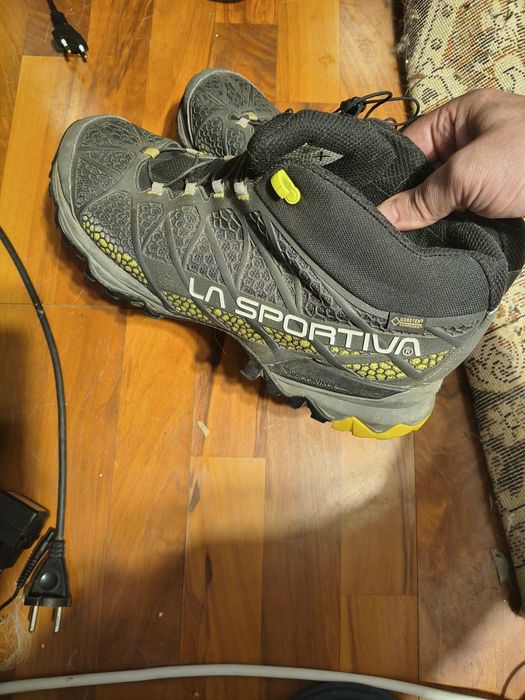 Vând bocanci sportiva 44