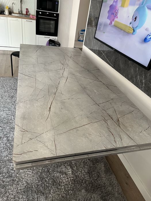 Продается стол для гостиной