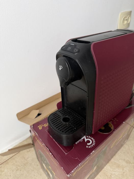 Aparat de cafea cu capsule aproape nou