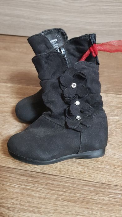 Малипусенькие сапожки примерно на годик