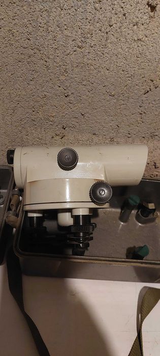 Нивелир с компенсатором углов наклона