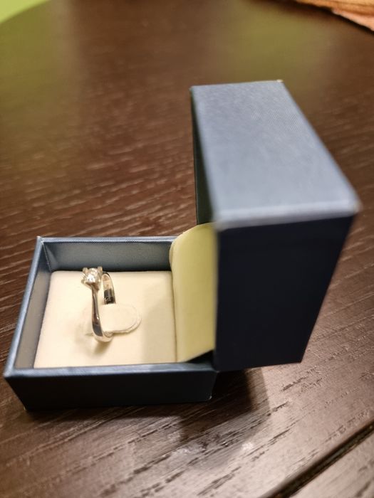 Продавам годежен пръстен