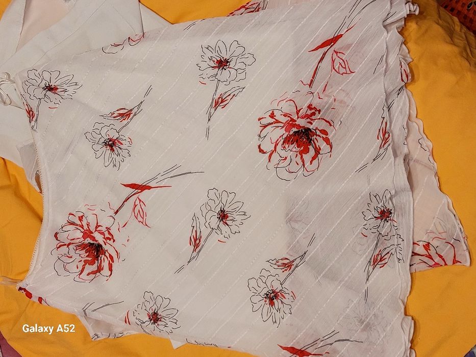 Costum de culoare albă format din patru piese.