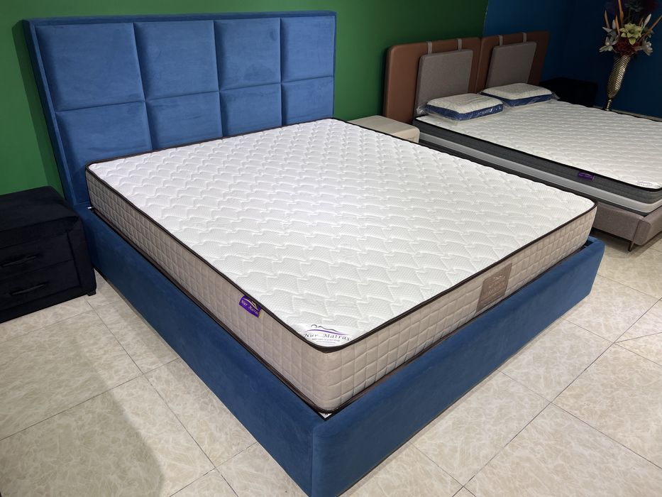 Кровать интерьерная с мягким изголовьем.