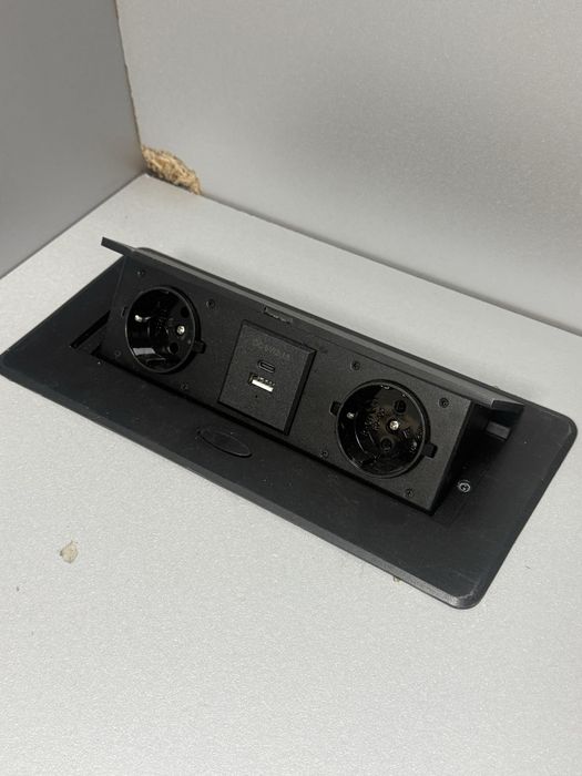 Продам парты со встроенными розетками и USB-разъёмами