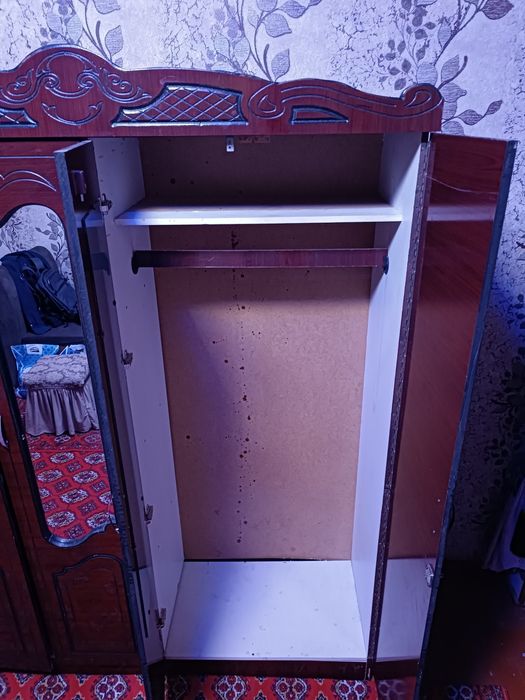 Assalom alekum, Shkaf sotiladi. Manzil Xorazm Bog‘ot, singan joyi yo‘q