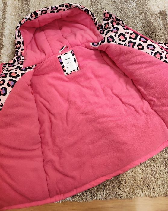 Подплатено яке с качулка, размер 116 см.