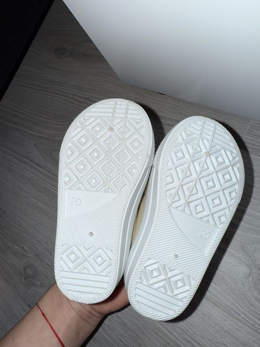 Tenisi bej , marime 20