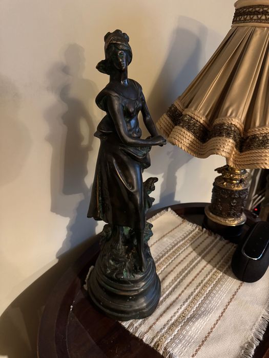 Масивни Бронзови скулптури на Буда и други. Цени по договаряне.