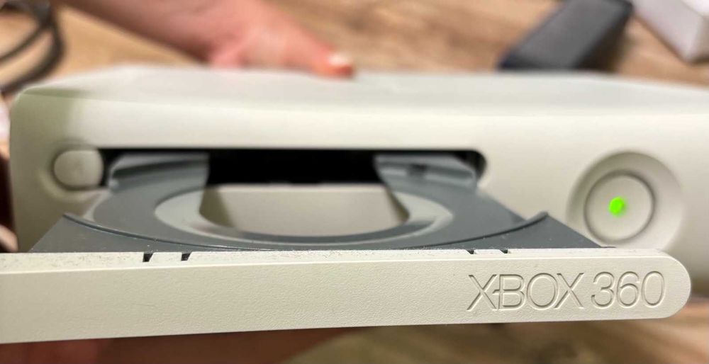 Xbox 360 – 120 GB + 2 контролера + игри