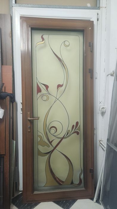 Ușă aluminiu imitație lemn cu sticlă decorativă sablată – 207x83 cm, s