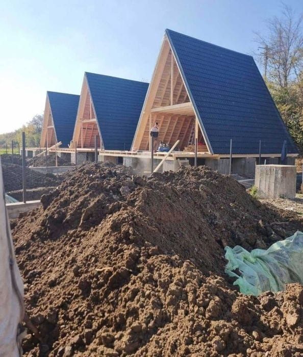 Containere modulare pe structură metalică rezistentă și invelite cu panou sandwich termoizolant,