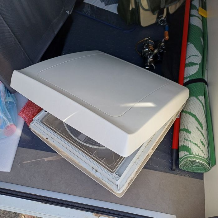 Люк с вентилатор капандура за каравана кемпер