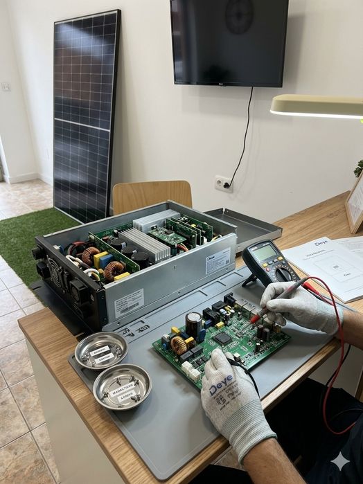 Reparați electronice.