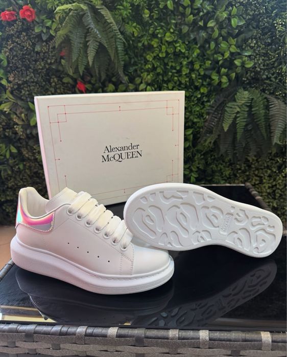 Alexander mcqueen aducem pe comanda