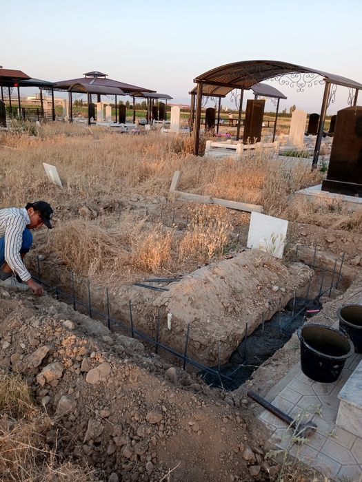 Памятники из чёрного гранита и местный мрамора