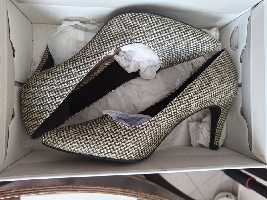 Обувки на ток Tamaris черно и златно 37 номер