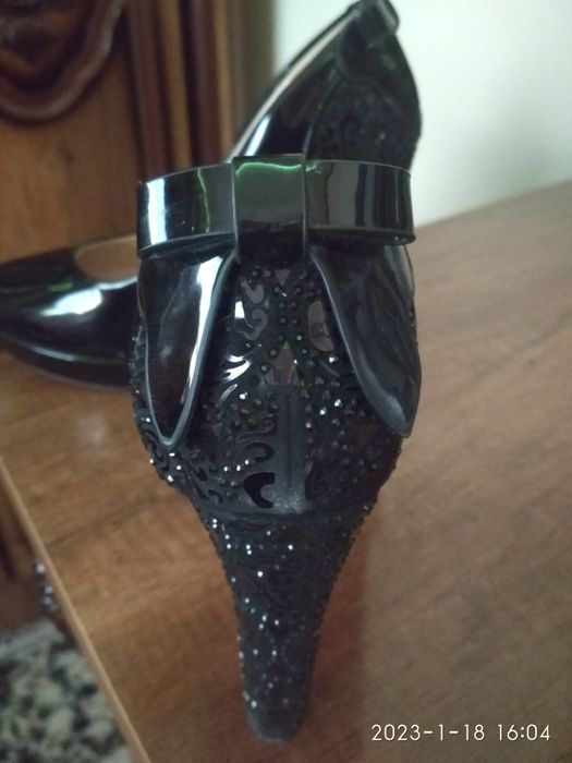 Usti lakeronniy tufli sotiladi.holati toza.kop giyilmagan