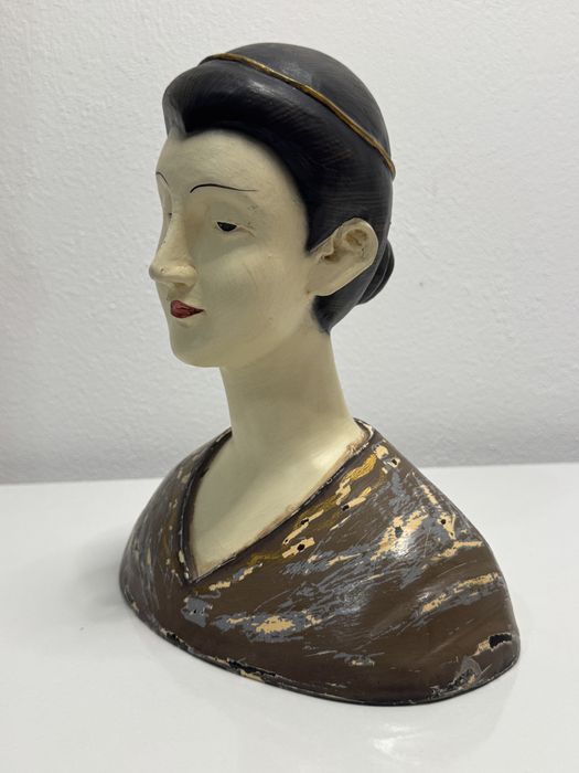 Statueta teracota, bust de femeie. Lucrata si pictata manual. Veche