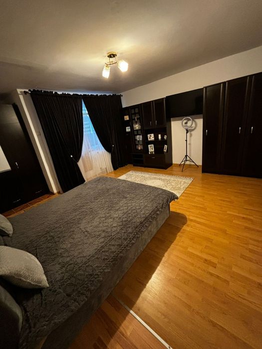 Vând apartament semidecomandat