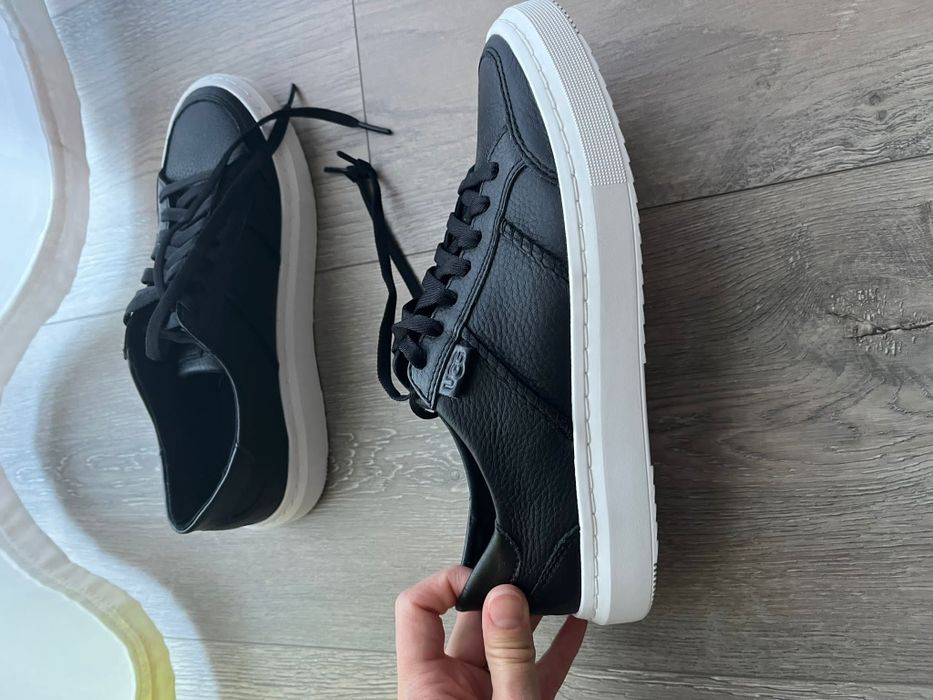 Adidași UGG din piele