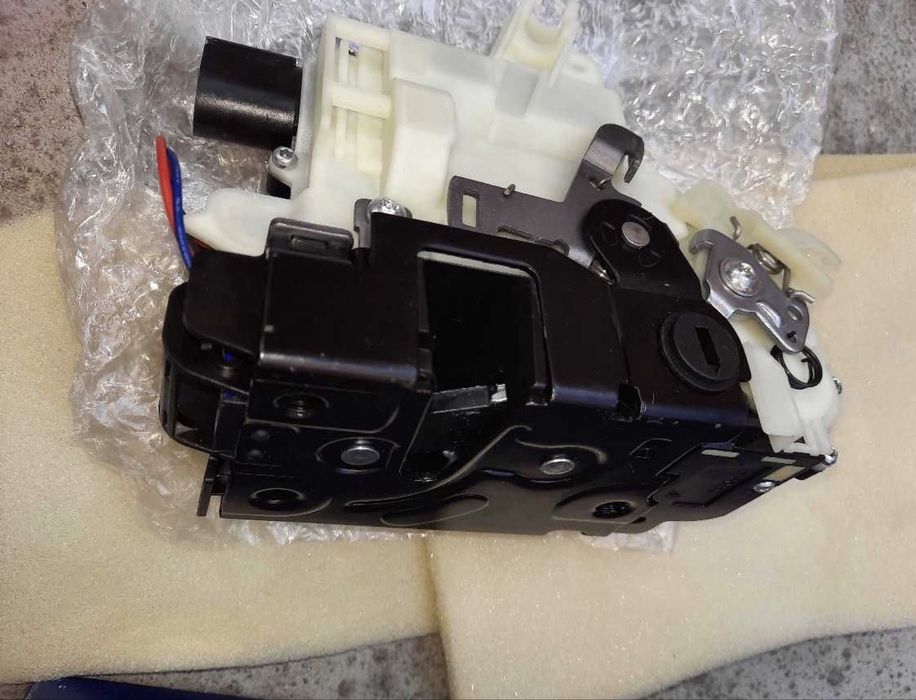 Incuietoare usa  spate VW Golf Passat ,Skoda Octavia