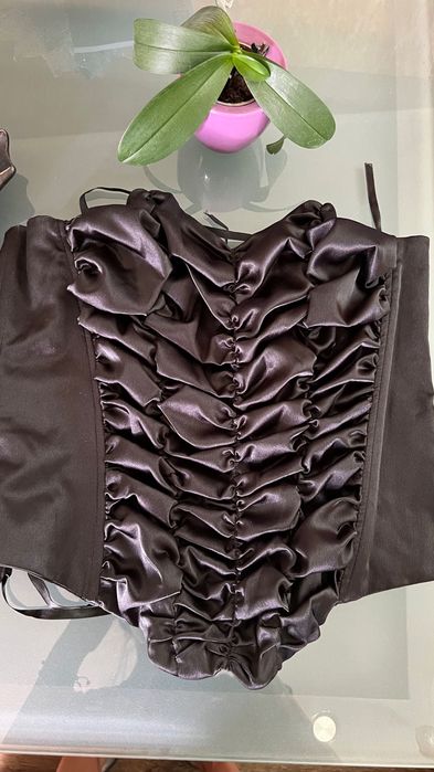 Продавам бюстие от сатен