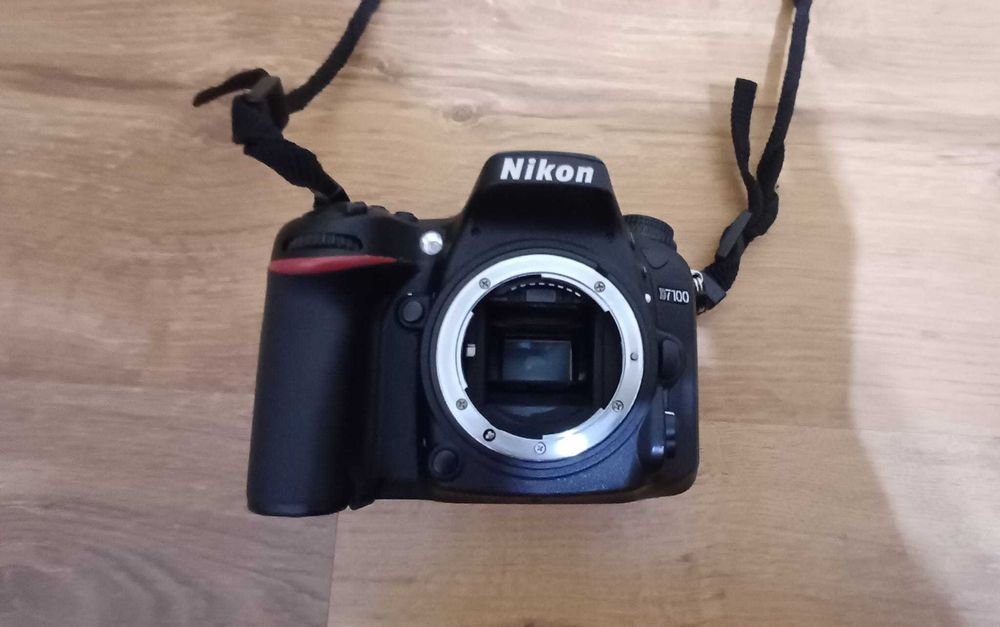 Nikon D7100 cu obiectiv 18-70