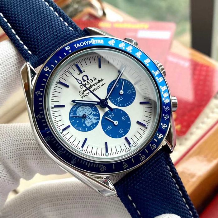 OMEGA Speedmaster Silver Snoopy Award – кварцов, 42 мм