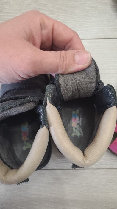 Отдам даром обувь для девочки можно и мальчику