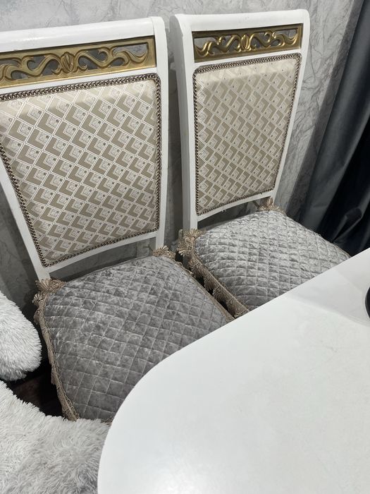 Продаю стол со стульями.