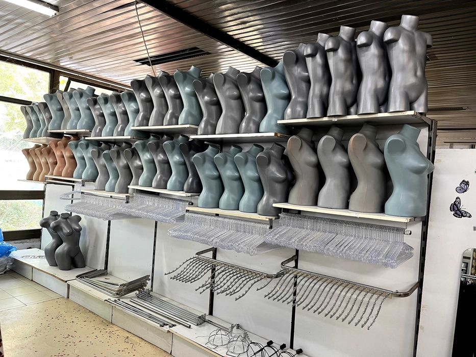 Оборудване магазин за дрехи - торсове, закачалки, тръби и куки