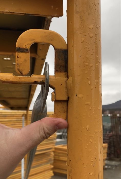 Schela metalica de inchiriat (Model spaniol)