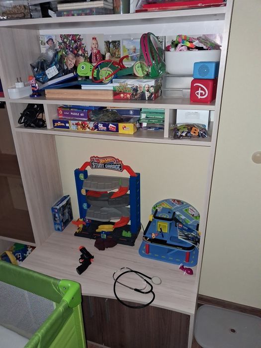 Секция,витрина,гардероб.