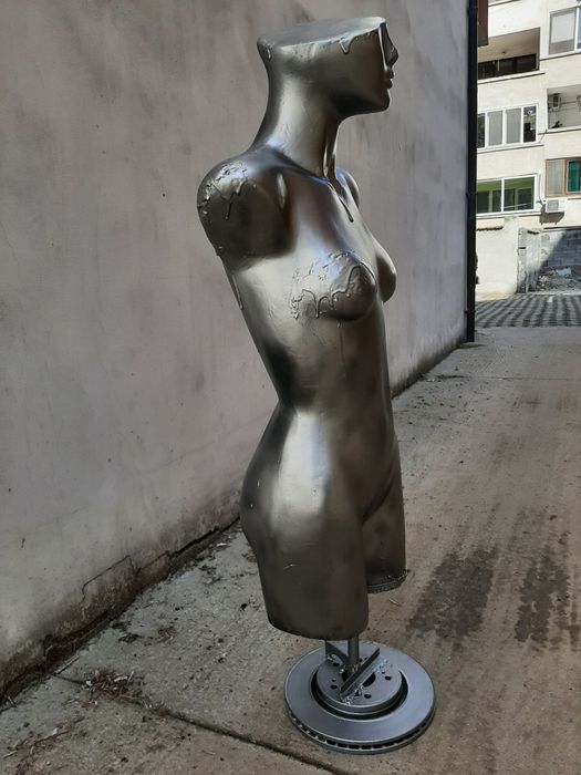 Манекен дамски  със желязна стойка