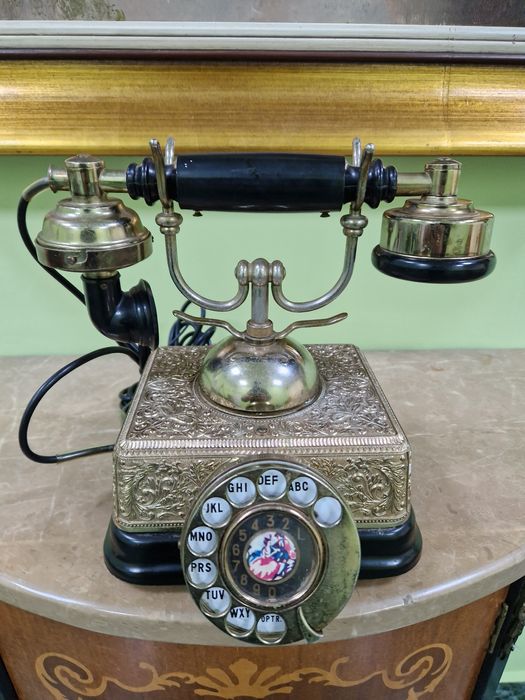 Страхотен антикварен телефон