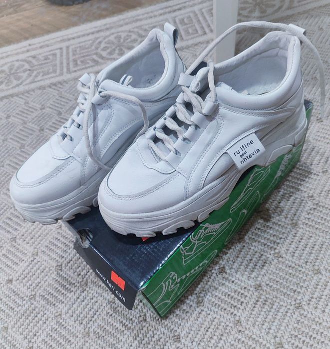 Кроссовки 2000 тг