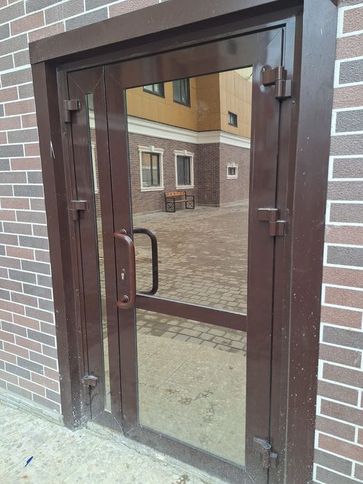 Продам пластиковую дверь