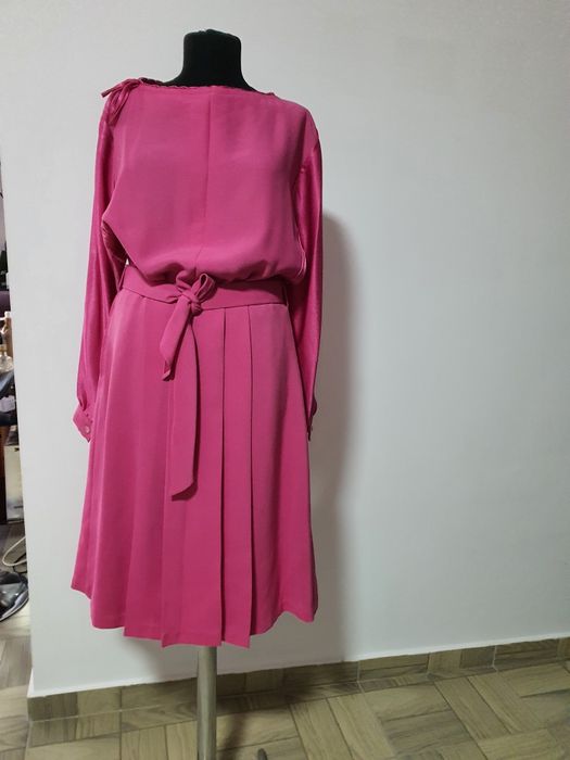 Rochie superba cu pliuri elegante, cordon in talie;