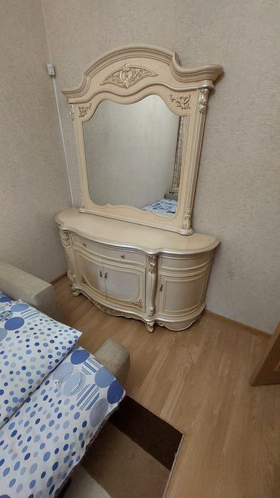 Трюмо с зеркалом