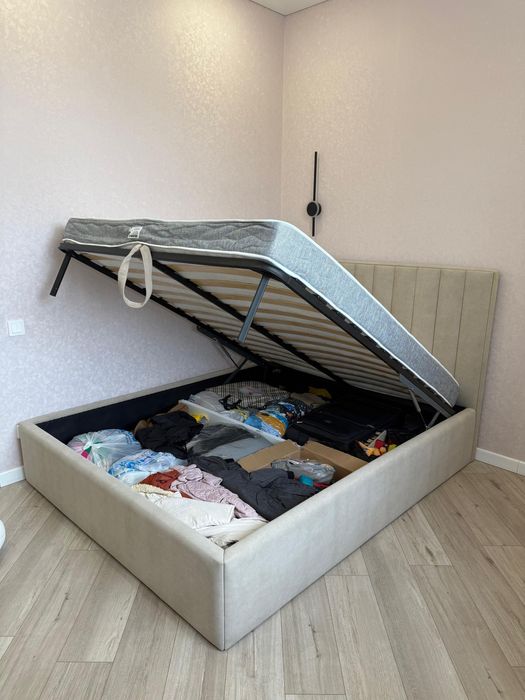 Продам кровать с матрасом