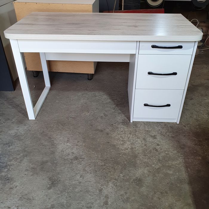 Столы письменные, рабочие, компьютерные.