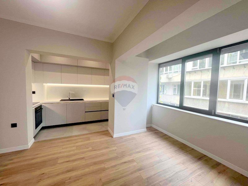 Продава се Четиристаен апартамент в Варна, Нептун - 102 кв.м за 2500 €/кв.м - Снимка #2