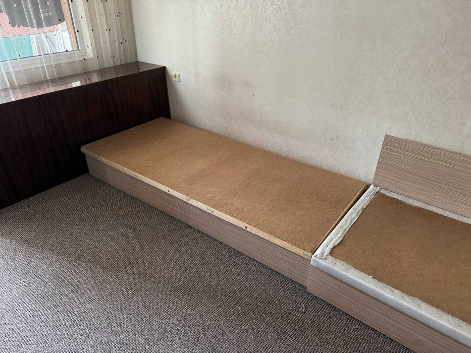 Две единични легла и голяма ракла