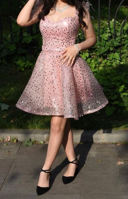 Rochie roz scurtă cu paiete și mărgele – elegantă, stare impecabilă