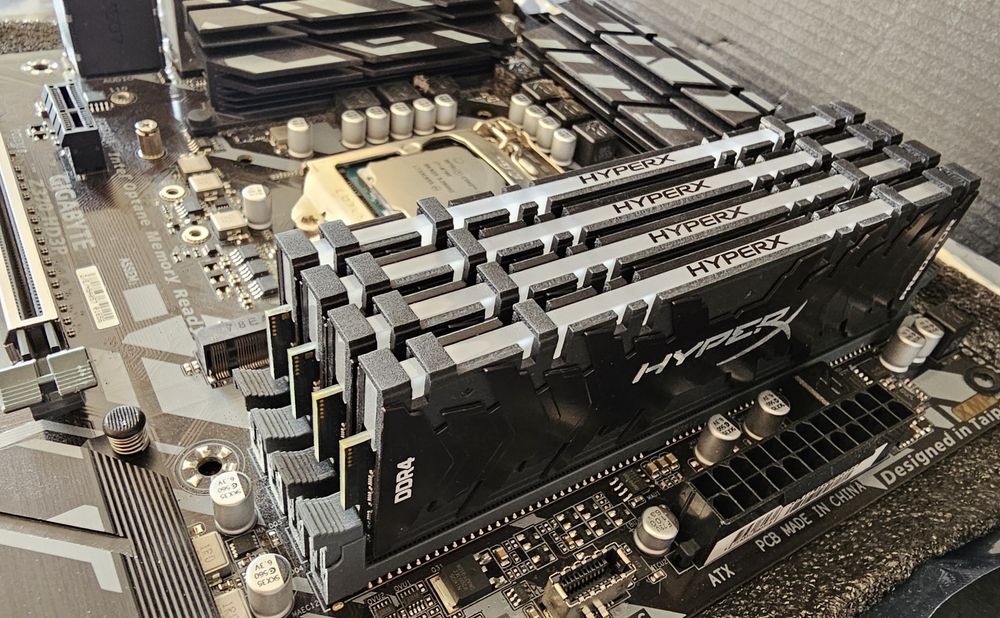 Placă de bază gigabyte z370+cpu Intel i7 8700+rami hyperx predator 32g